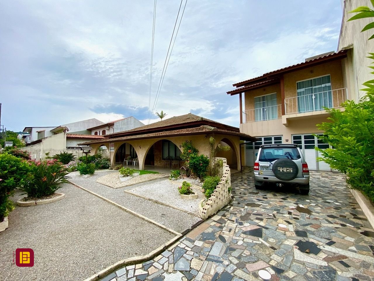 Casa com 320m², 4 quartos (sendo 1 suíte), 3 garagens, no bairro Praia Comprida em São José