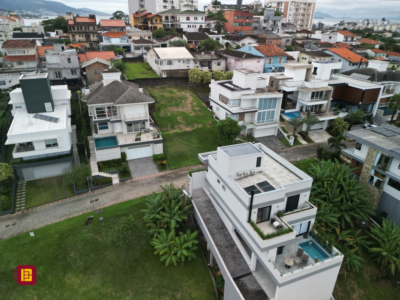 Terreno com 355m², no bairro Estreito em Florianópolis
