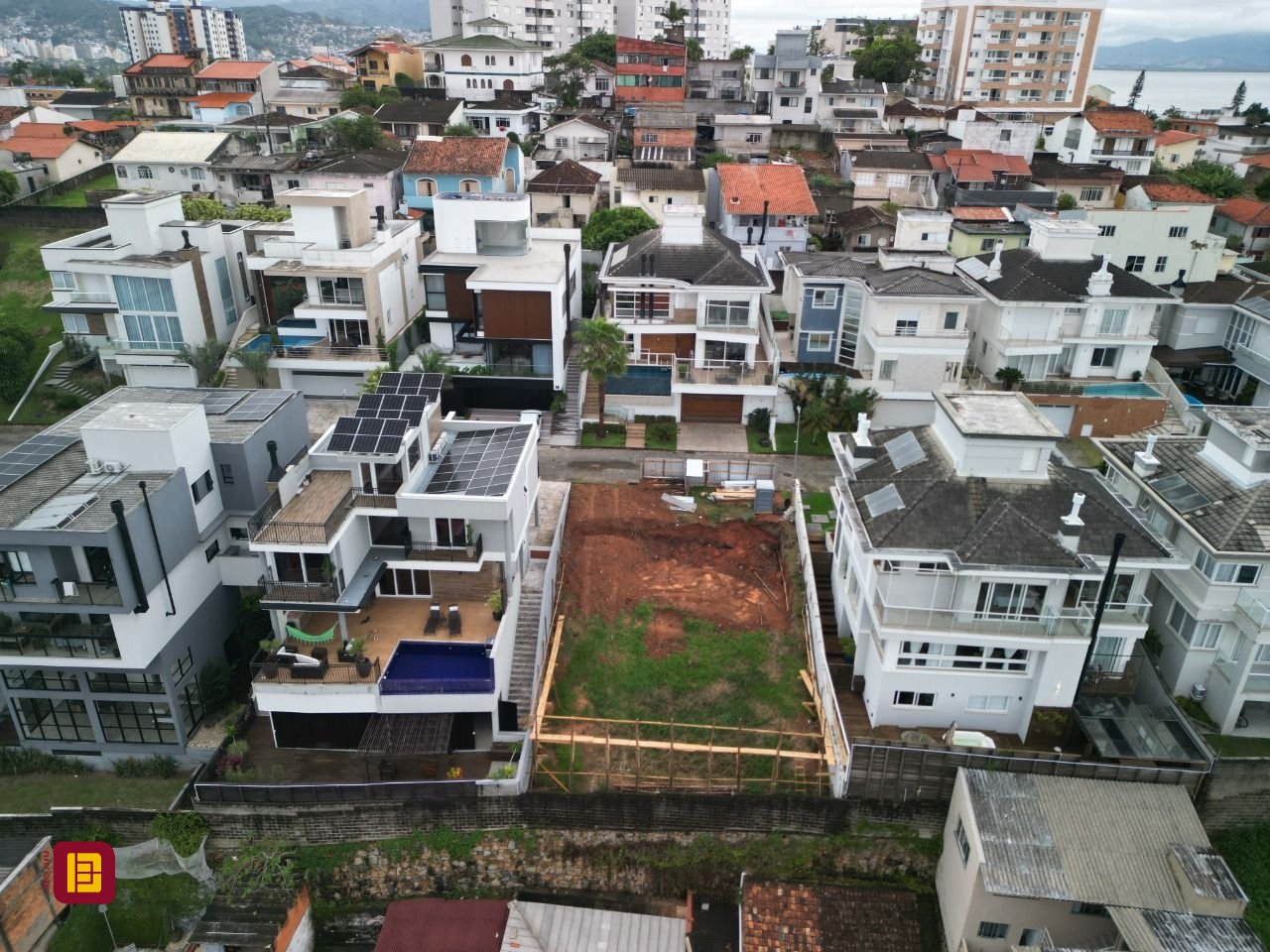 Terreno com 355m², no bairro Estreito em Florianópolis