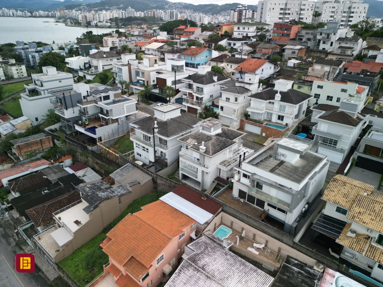 Terreno com 355m², no bairro Estreito em Florianópolis