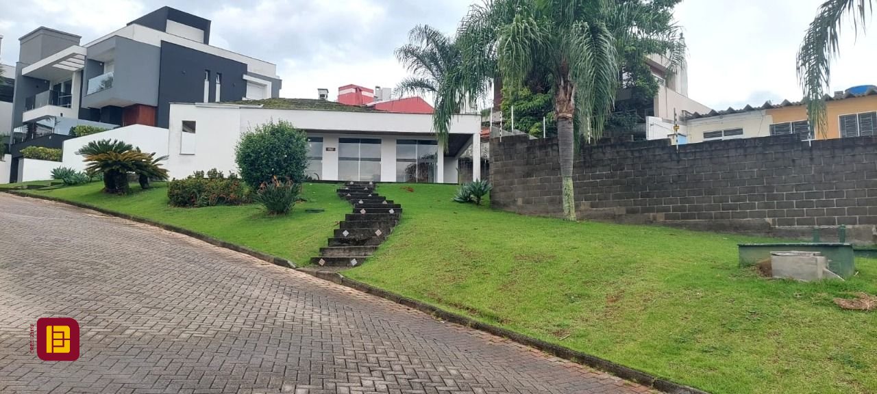 Terreno com 355m², no bairro Estreito em Florianópolis