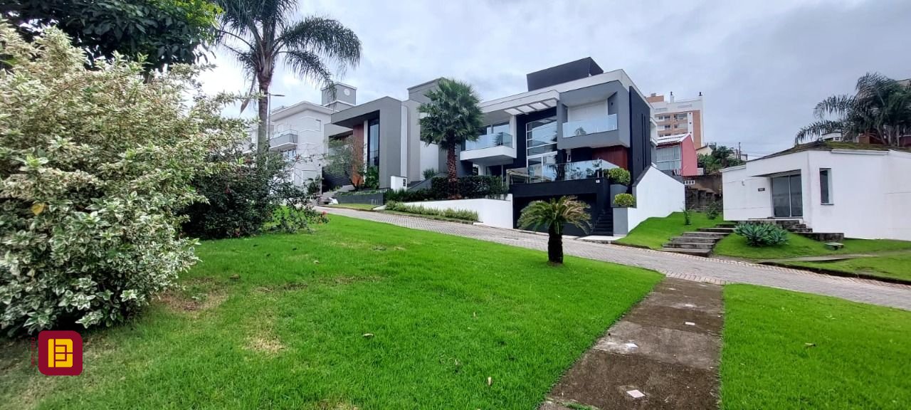 Terreno com 355m², no bairro Estreito em Florianópolis