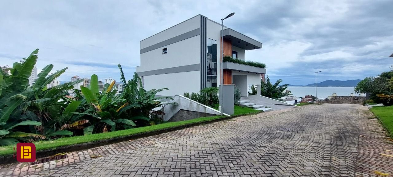 Terreno com 355m², no bairro Estreito em Florianópolis