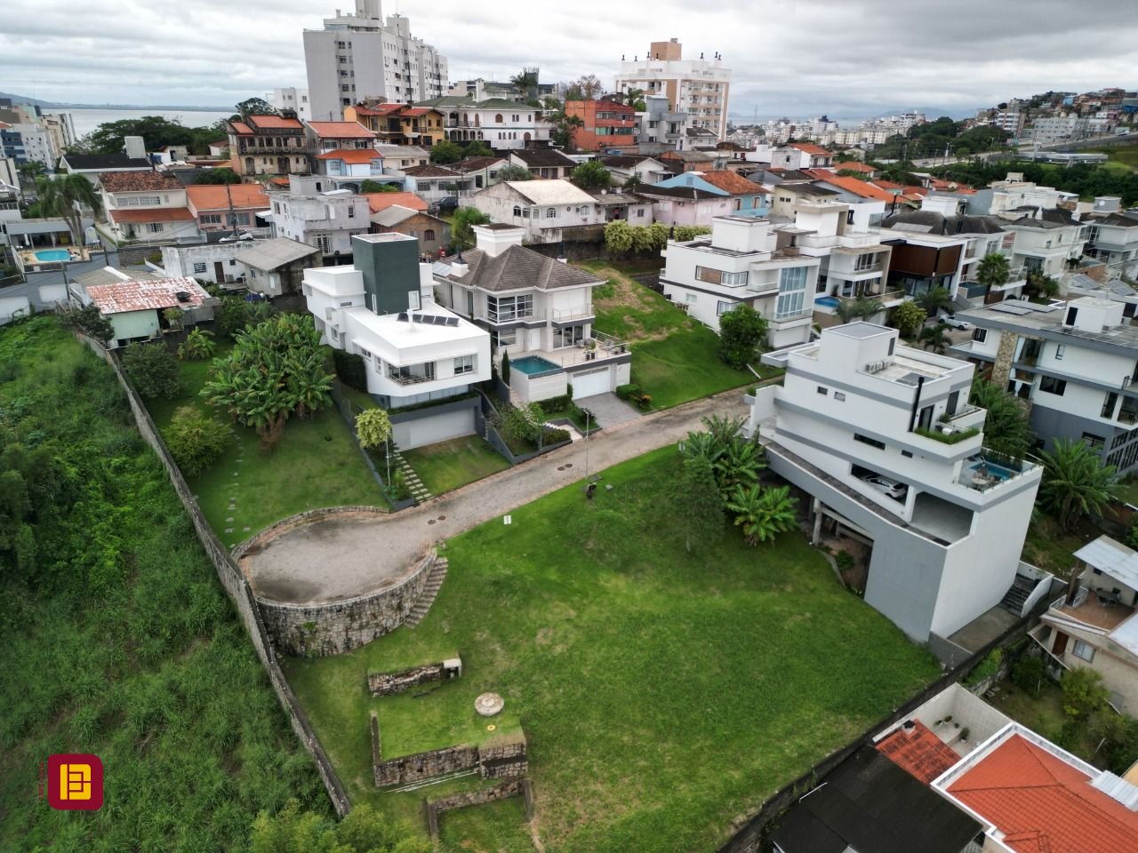 Terreno com 355m², no bairro Estreito em Florianópolis