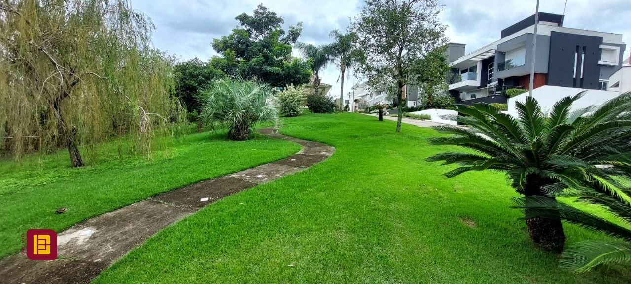 Terreno com 355m², no bairro Estreito em Florianópolis