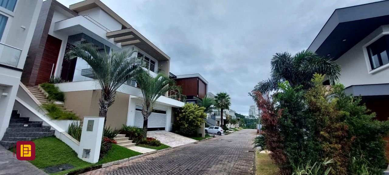 Terreno com 355m², no bairro Estreito em Florianópolis
