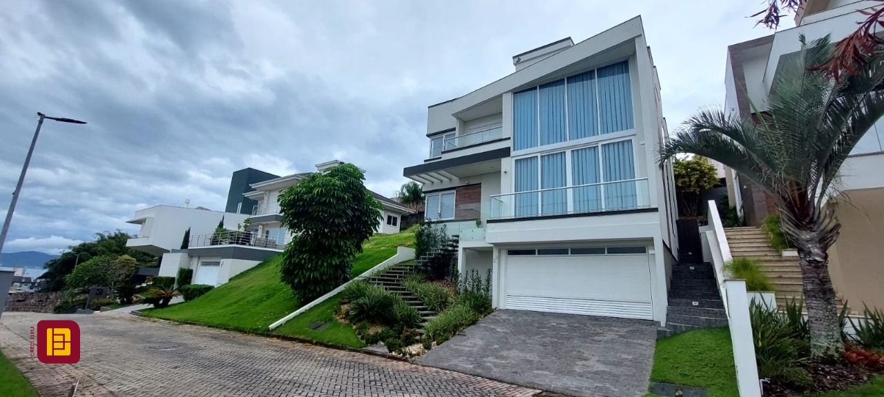 Terreno com 355m², no bairro Estreito em Florianópolis