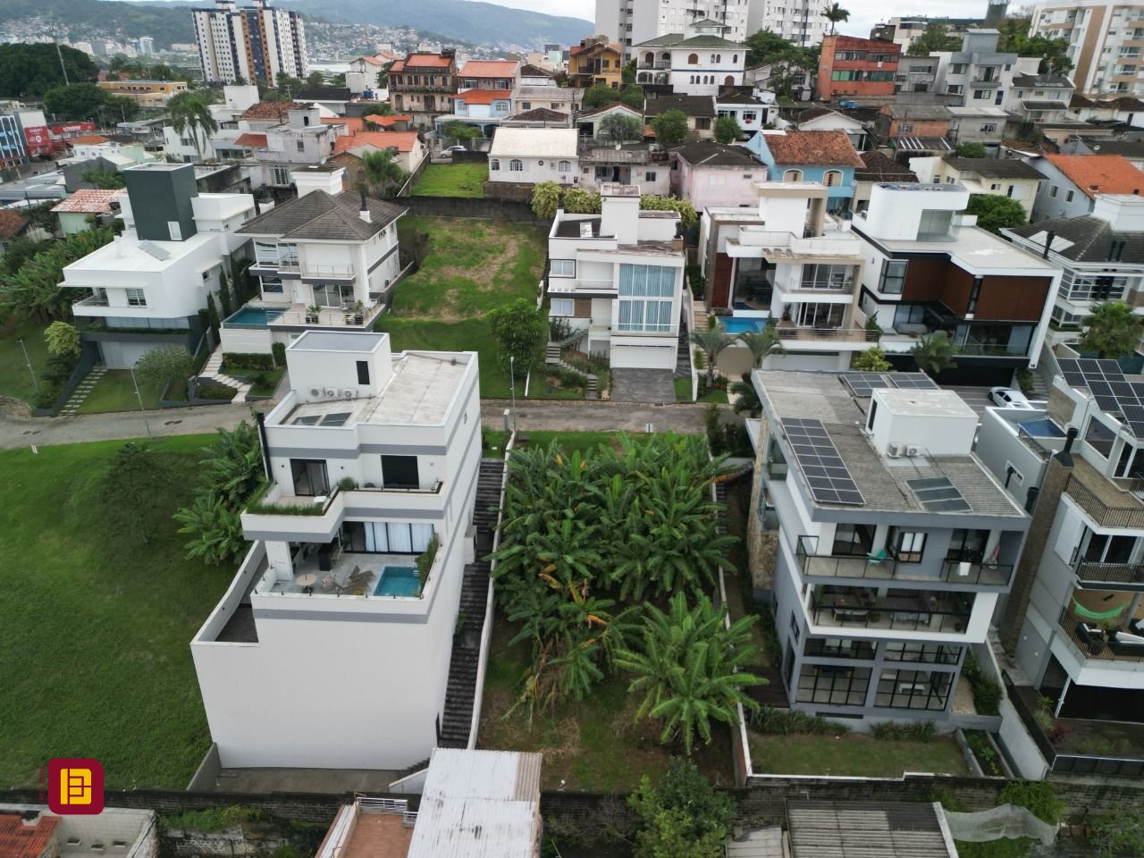 Terreno com 355m², no bairro Estreito em Florianópolis