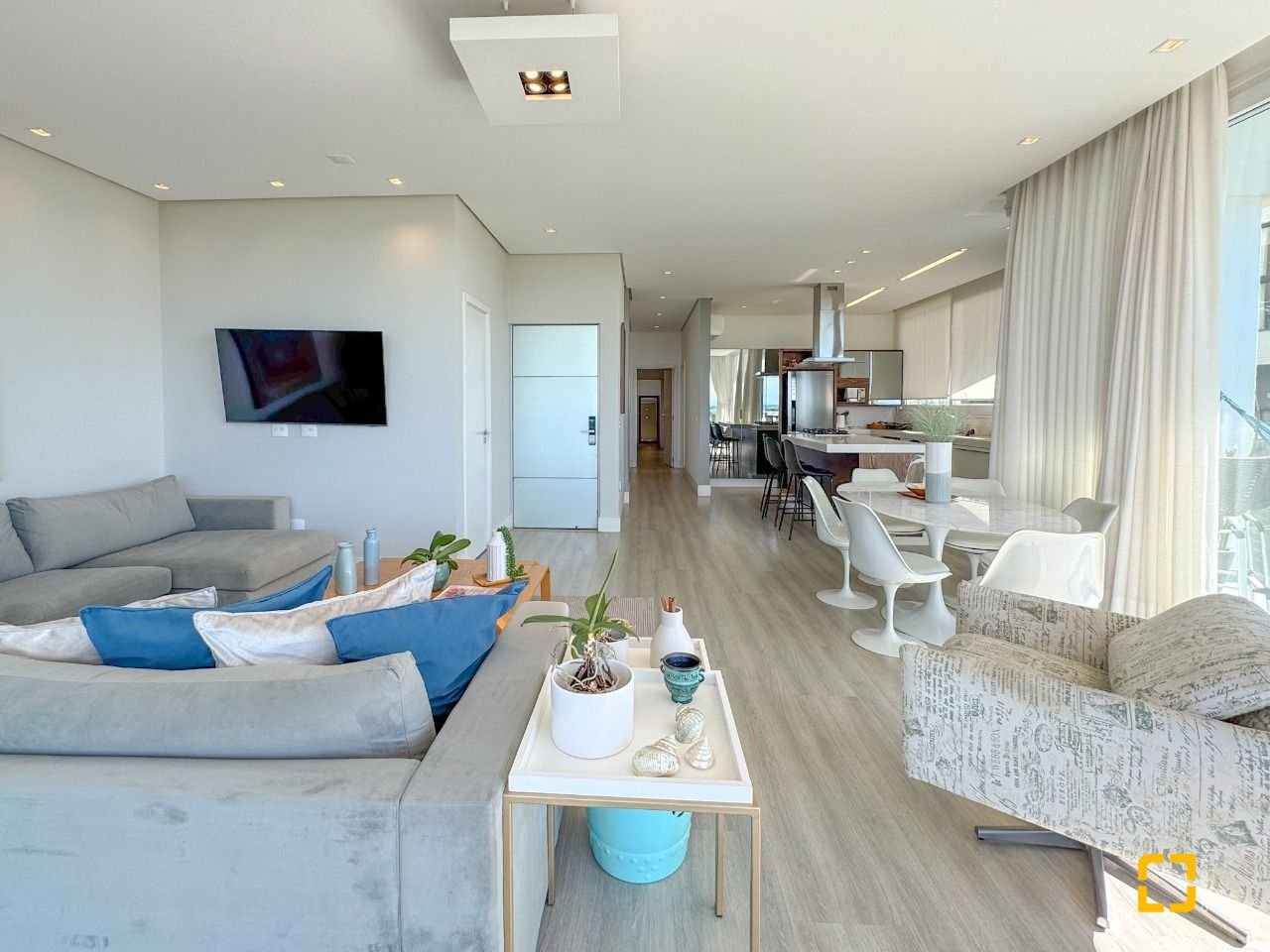 Apartamento com 180m², 3 quartos (sendo 3 suítes), 2 garagens, no bairro Novo Campeche em Florianopolis