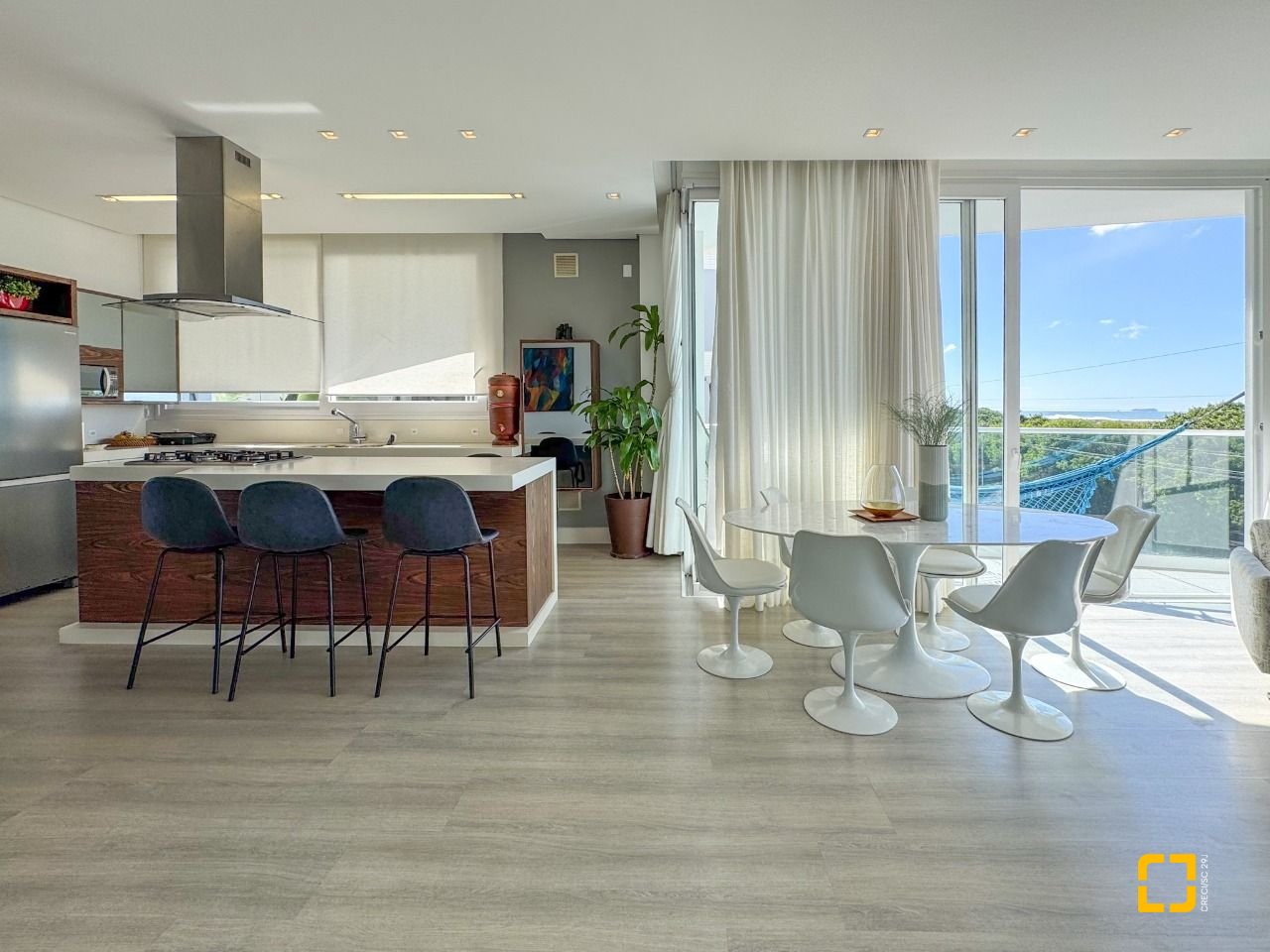 Apartamento com 180m², 3 quartos (sendo 3 suítes), 2 garagens, no bairro Novo Campeche em Florianopolis