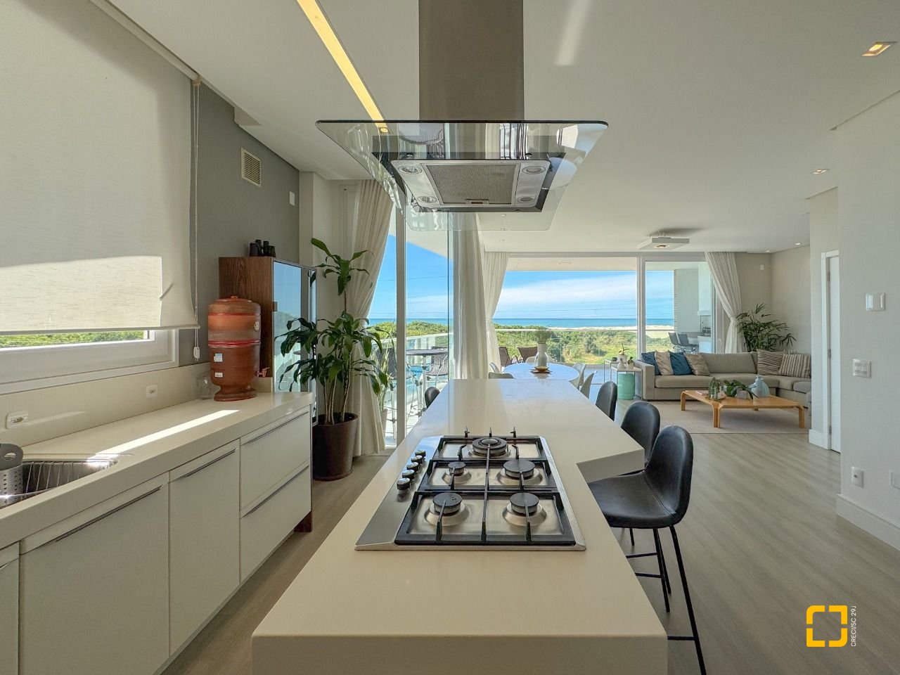 Apartamento com 180m², 3 quartos (sendo 3 suítes), 2 garagens, no bairro Novo Campeche em Florianopolis