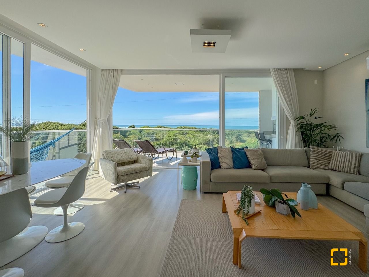 Apartamento com 180m², 3 quartos (sendo 3 suítes), 2 garagens, no bairro Novo Campeche em Florianopolis