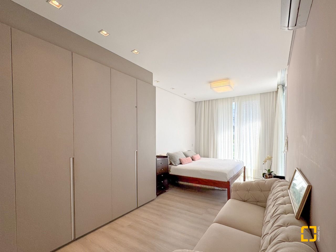 Apartamento com 180m², 3 quartos (sendo 3 suítes), 2 garagens, no bairro Novo Campeche em Florianopolis