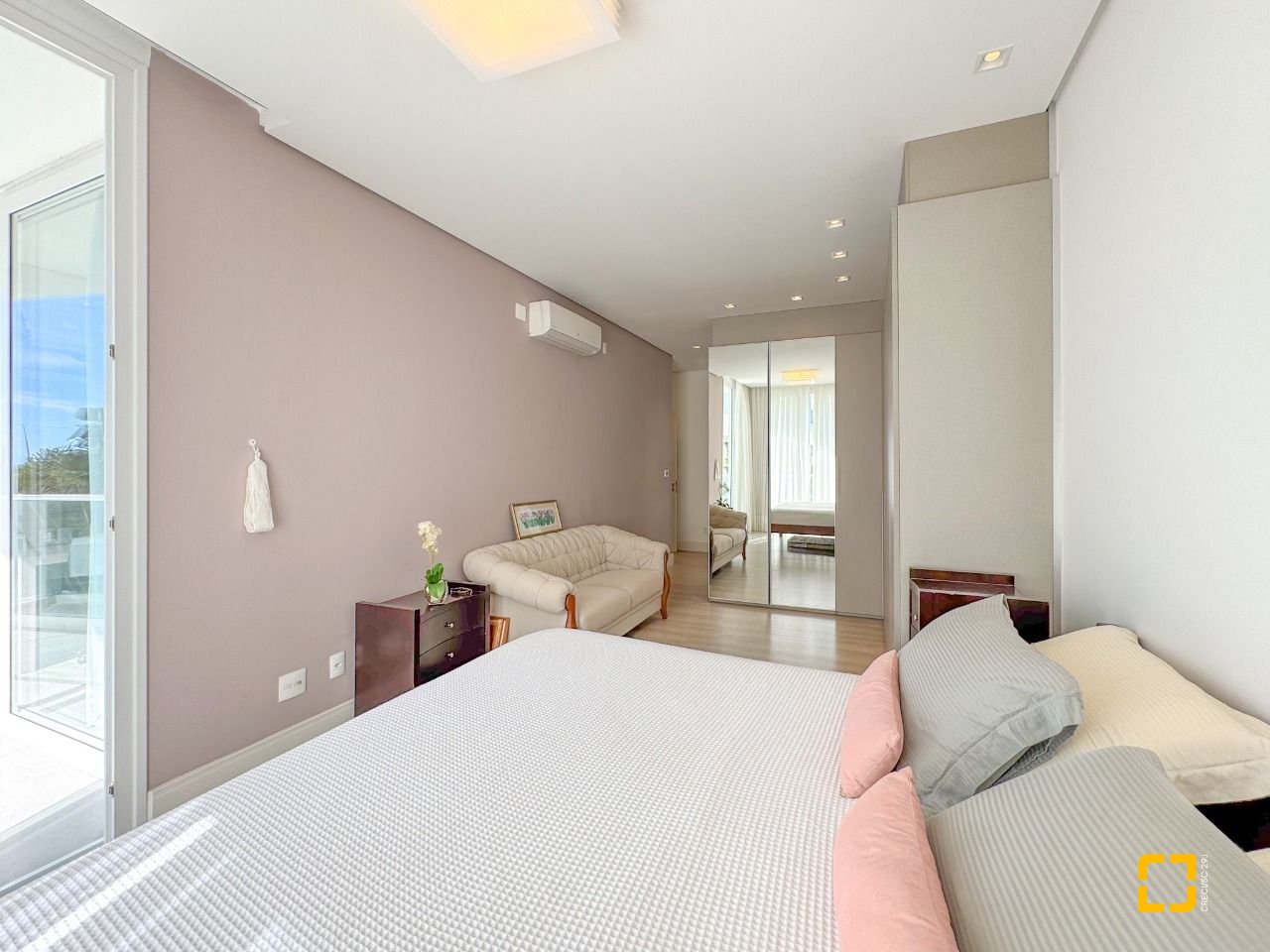 Apartamento com 180m², 3 quartos (sendo 3 suítes), 2 garagens, no bairro Novo Campeche em Florianopolis