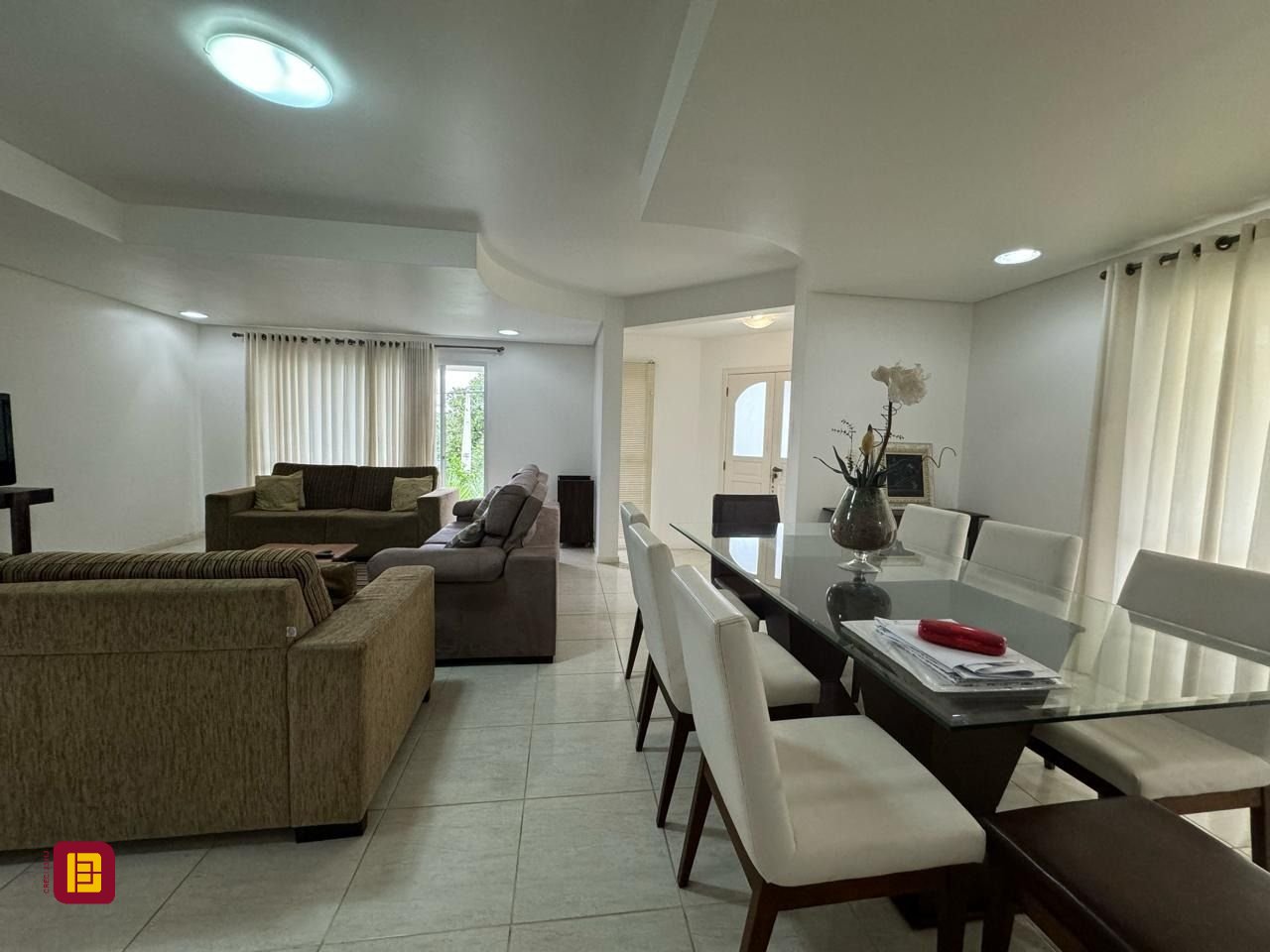 Casa de Condomínio com 295m², 4 quartos (sendo 3 suítes), 2 garagens, no bairro Santo Antônio de Lisboa em Florianópolis
