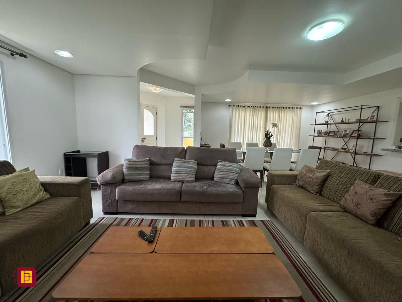 Casa de Condomínio com 295m², 4 quartos (sendo 3 suítes), 2 garagens, no bairro Santo Antônio de Lisboa em Florianópolis