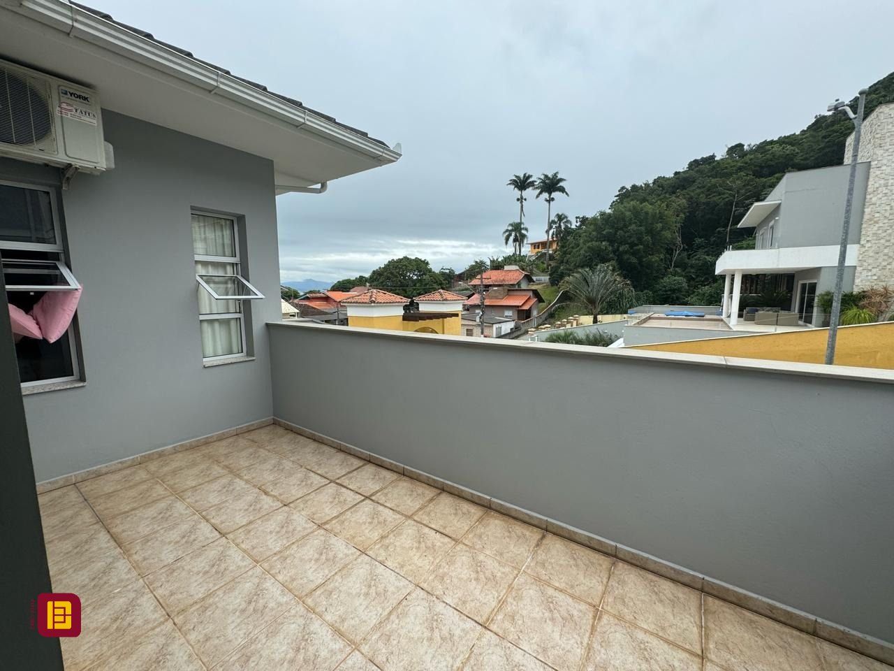 Casa de Condomínio com 295m², 4 quartos (sendo 3 suítes), 2 garagens, no bairro Santo Antônio de Lisboa em Florianópolis