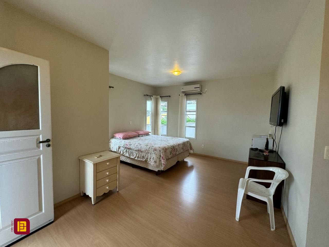 Casa de Condomínio com 295m², 4 quartos (sendo 3 suítes), 2 garagens, no bairro Santo Antônio de Lisboa em Florianópolis