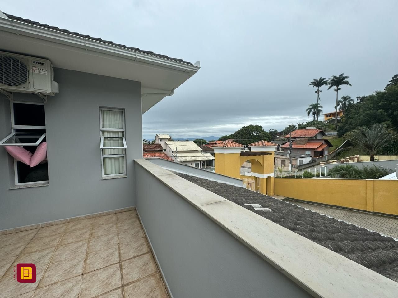 Casa de Condomínio com 295m², 4 quartos (sendo 3 suítes), 2 garagens, no bairro Santo Antônio de Lisboa em Florianópolis