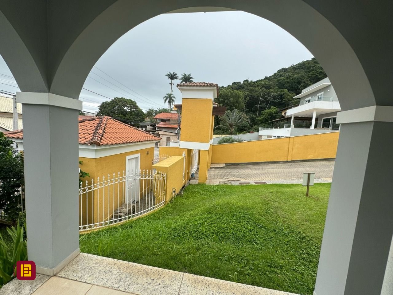 Casa de Condomínio com 295m², 4 quartos (sendo 3 suítes), 2 garagens, no bairro Santo Antônio de Lisboa em Florianópolis
