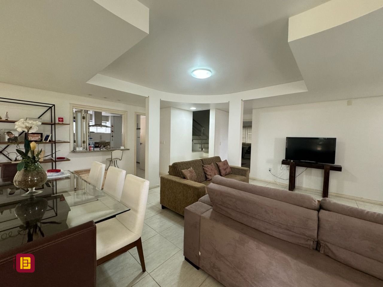 Casa de Condomínio com 295m², 4 quartos (sendo 3 suítes), 2 garagens, no bairro Santo Antônio de Lisboa em Florianópolis