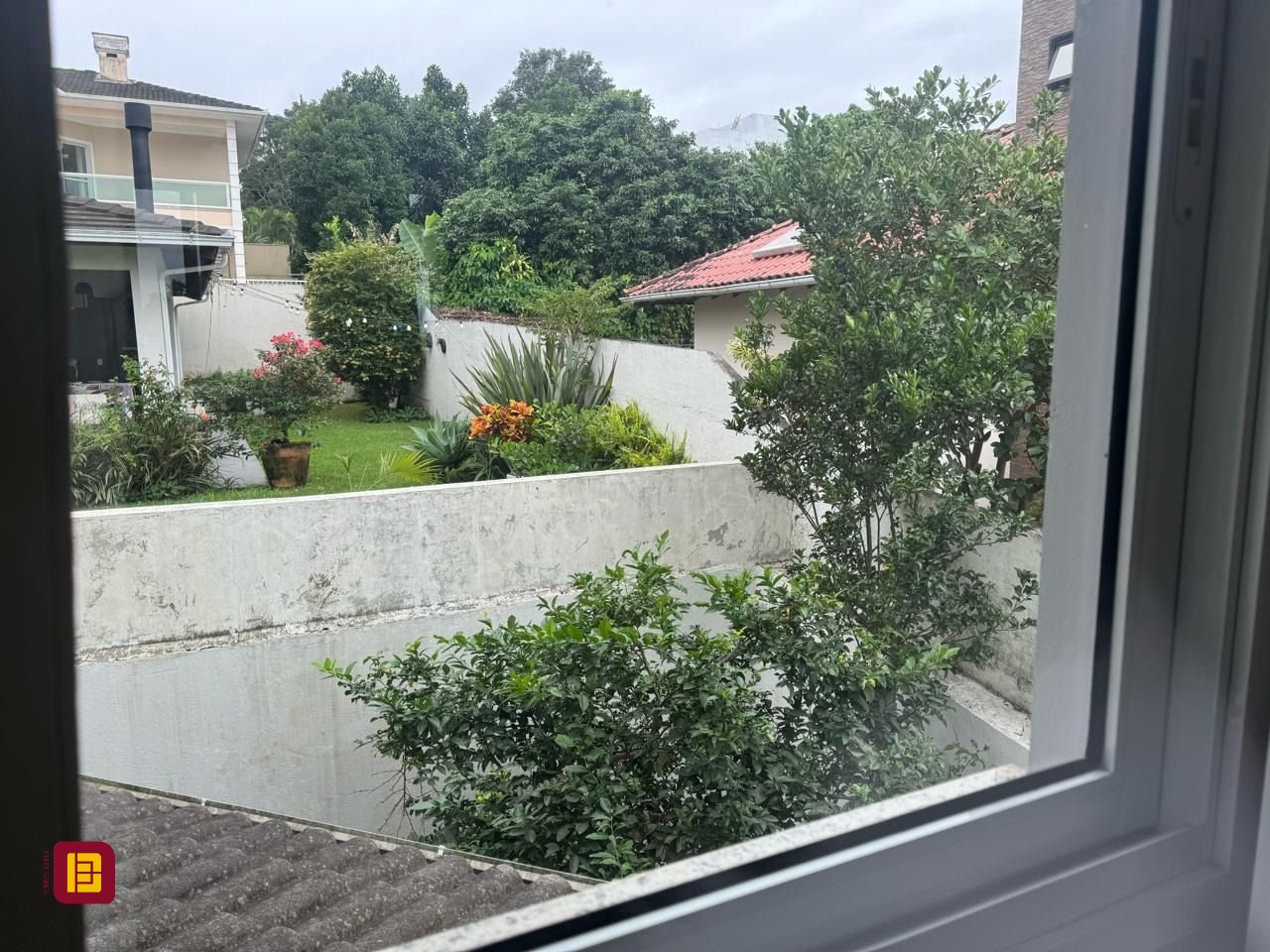 Casa de Condomínio com 295m², 4 quartos (sendo 3 suítes), 2 garagens, no bairro Santo Antônio de Lisboa em Florianópolis