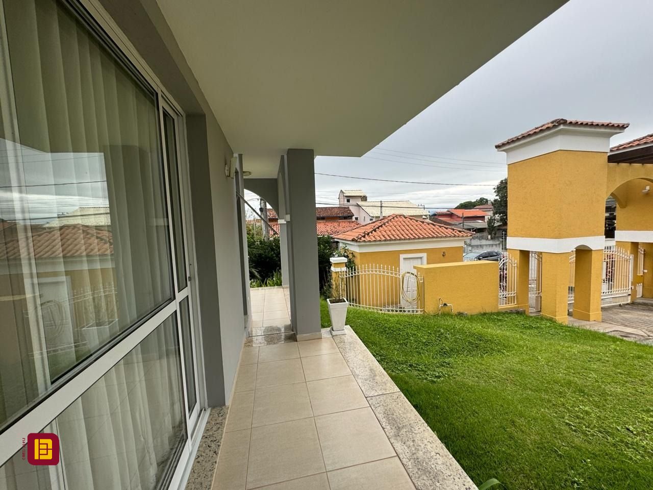 Casa de Condomínio com 295m², 4 quartos (sendo 3 suítes), 2 garagens, no bairro Santo Antônio de Lisboa em Florianópolis