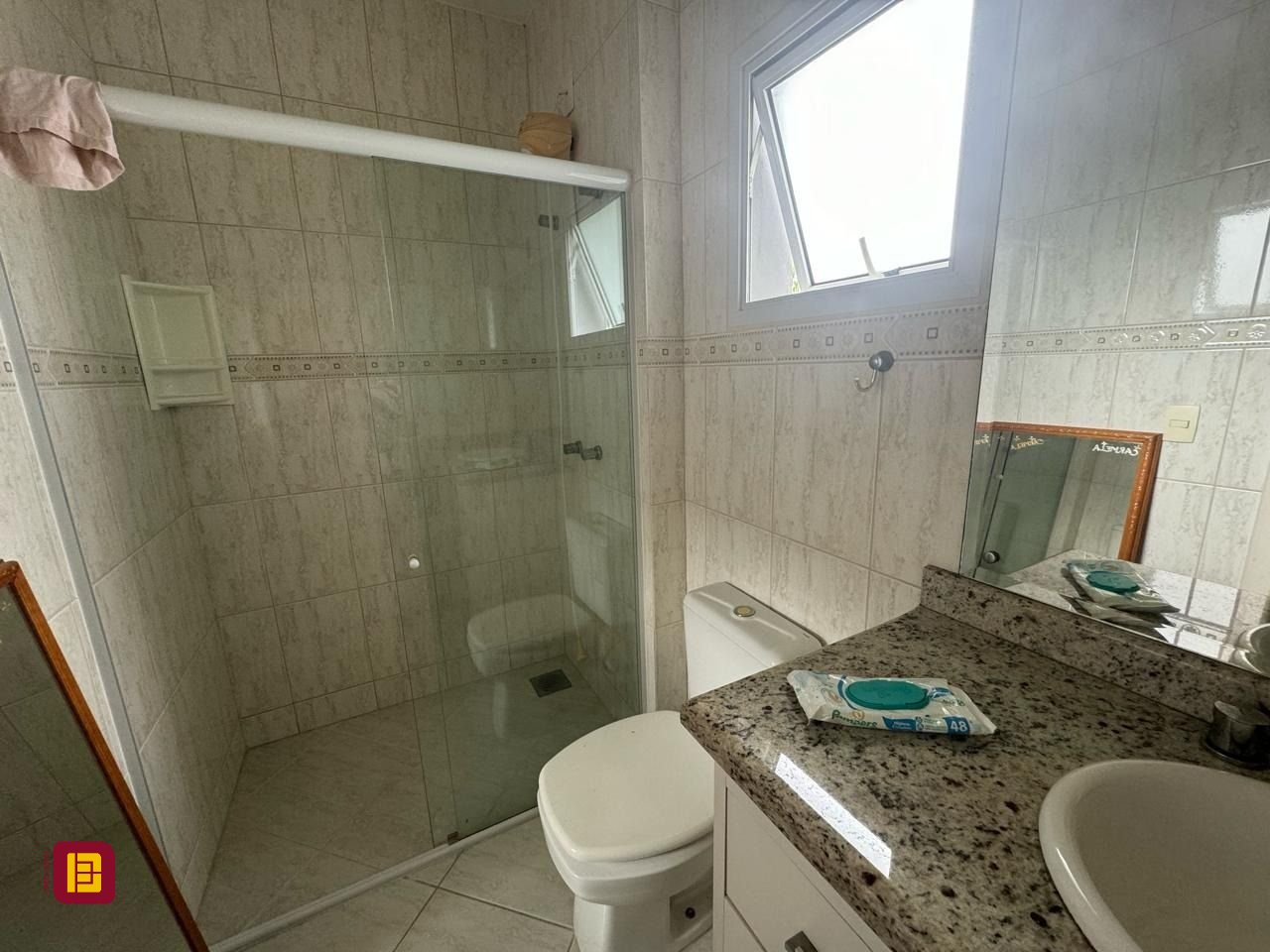 Casa de Condomínio com 295m², 4 quartos (sendo 3 suítes), 2 garagens, no bairro Santo Antônio de Lisboa em Florianópolis