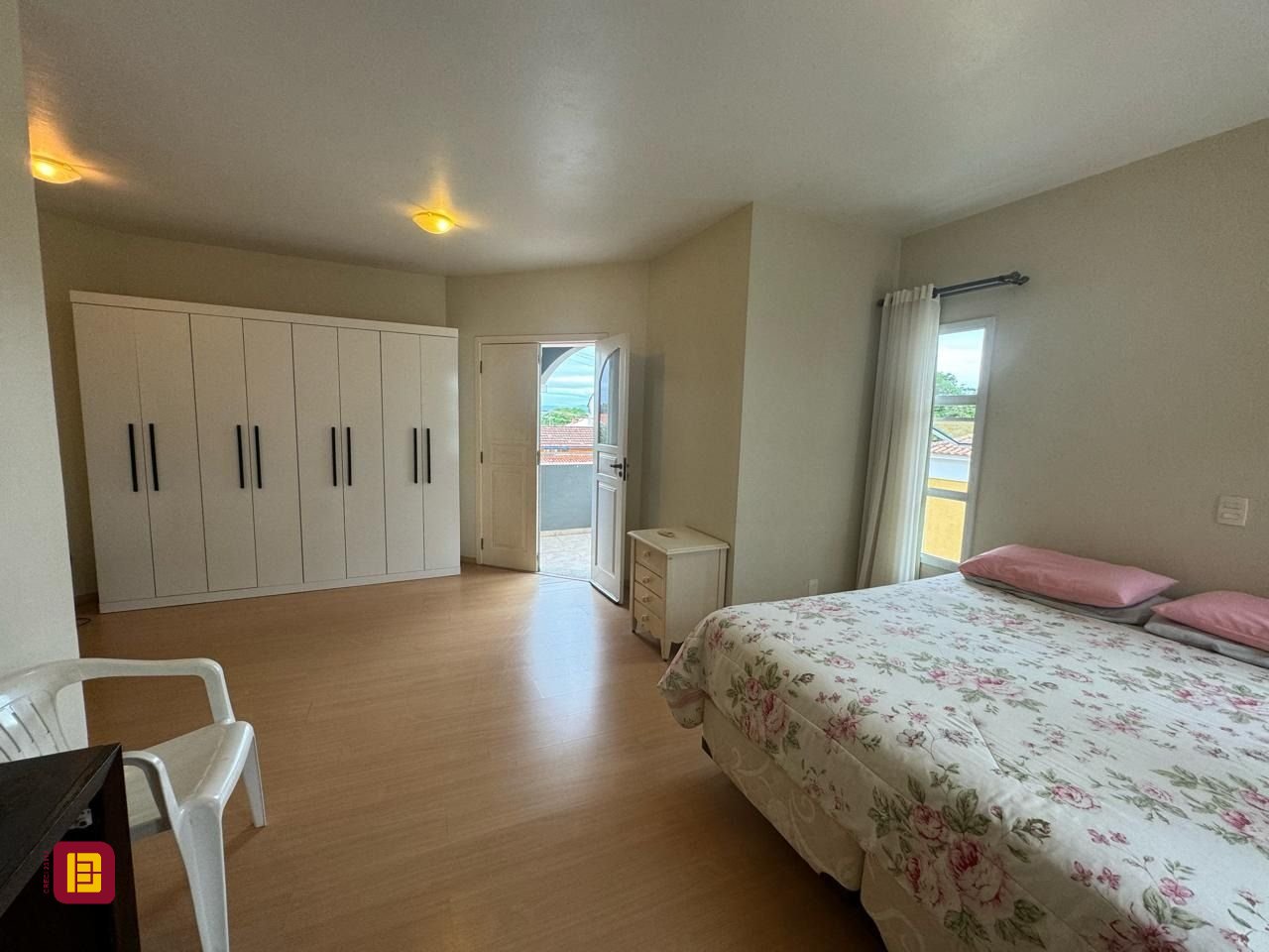 Casa de Condomínio com 295m², 4 quartos (sendo 3 suítes), 2 garagens, no bairro Santo Antônio de Lisboa em Florianópolis
