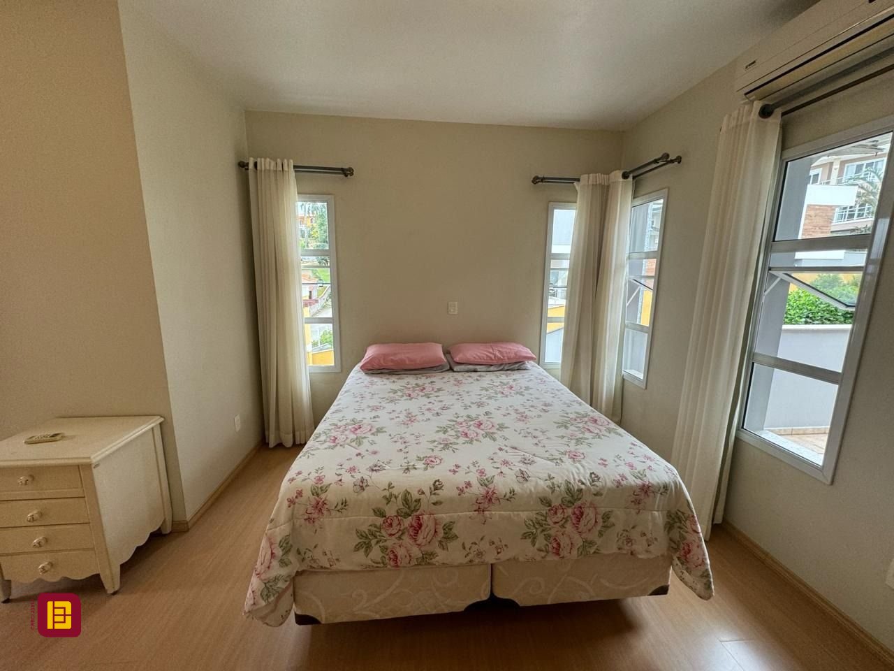 Casa de Condomínio com 295m², 4 quartos (sendo 3 suítes), 2 garagens, no bairro Santo Antônio de Lisboa em Florianópolis