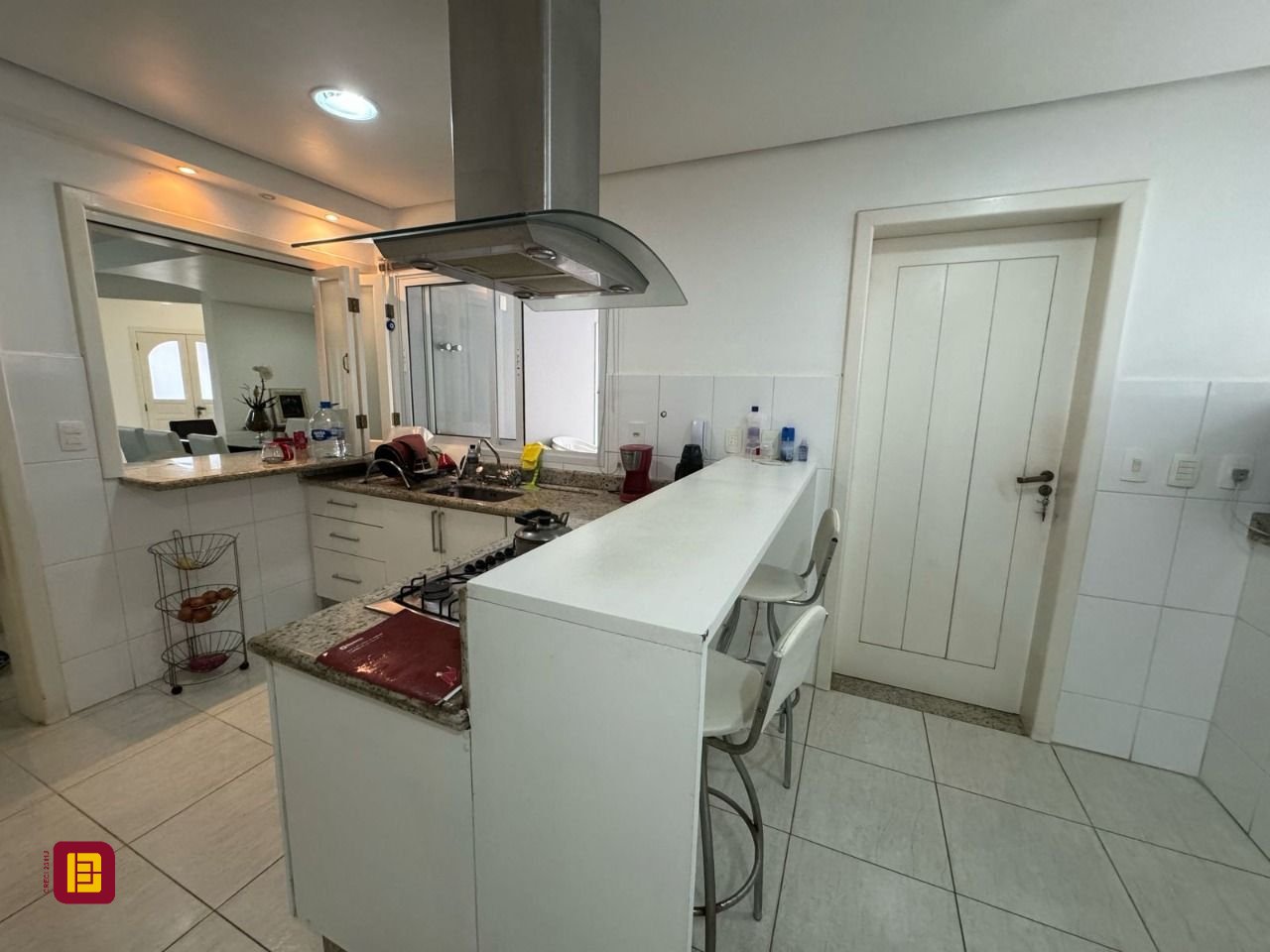 Casa de Condomínio com 295m², 4 quartos (sendo 3 suítes), 2 garagens, no bairro Santo Antônio de Lisboa em Florianópolis