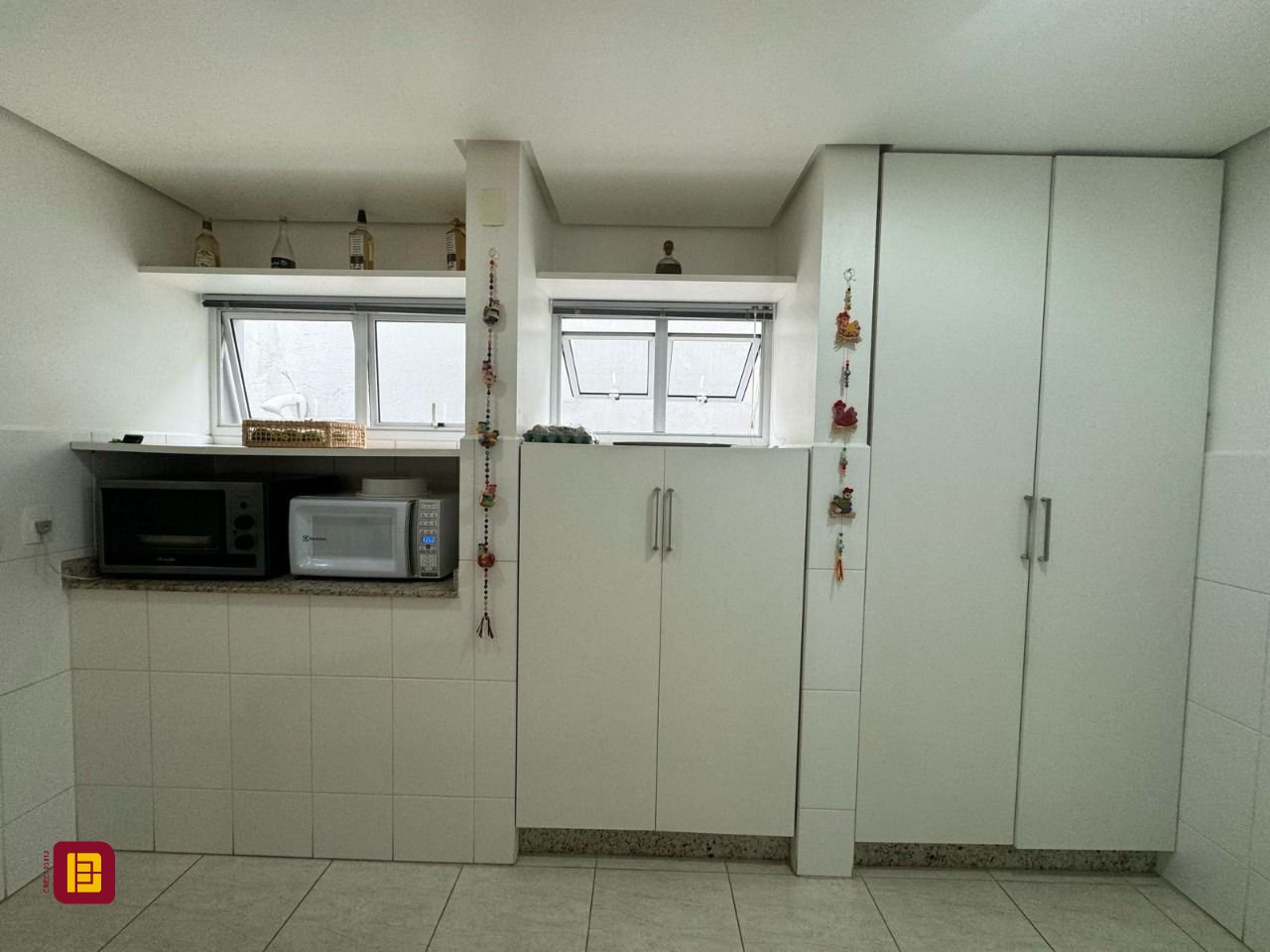 Casa de Condomínio com 295m², 4 quartos (sendo 3 suítes), 2 garagens, no bairro Santo Antônio de Lisboa em Florianópolis