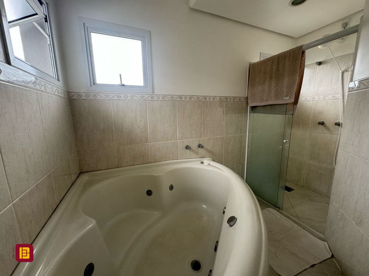 Casa de Condomínio com 295m², 4 quartos (sendo 3 suítes), 2 garagens, no bairro Santo Antônio de Lisboa em Florianópolis