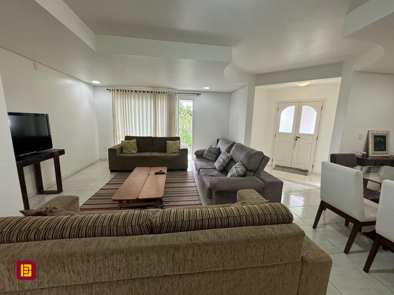 Casa de Condomínio com 295m², 4 quartos (sendo 3 suítes), 2 garagens, no bairro Santo Antônio de Lisboa em Florianópolis