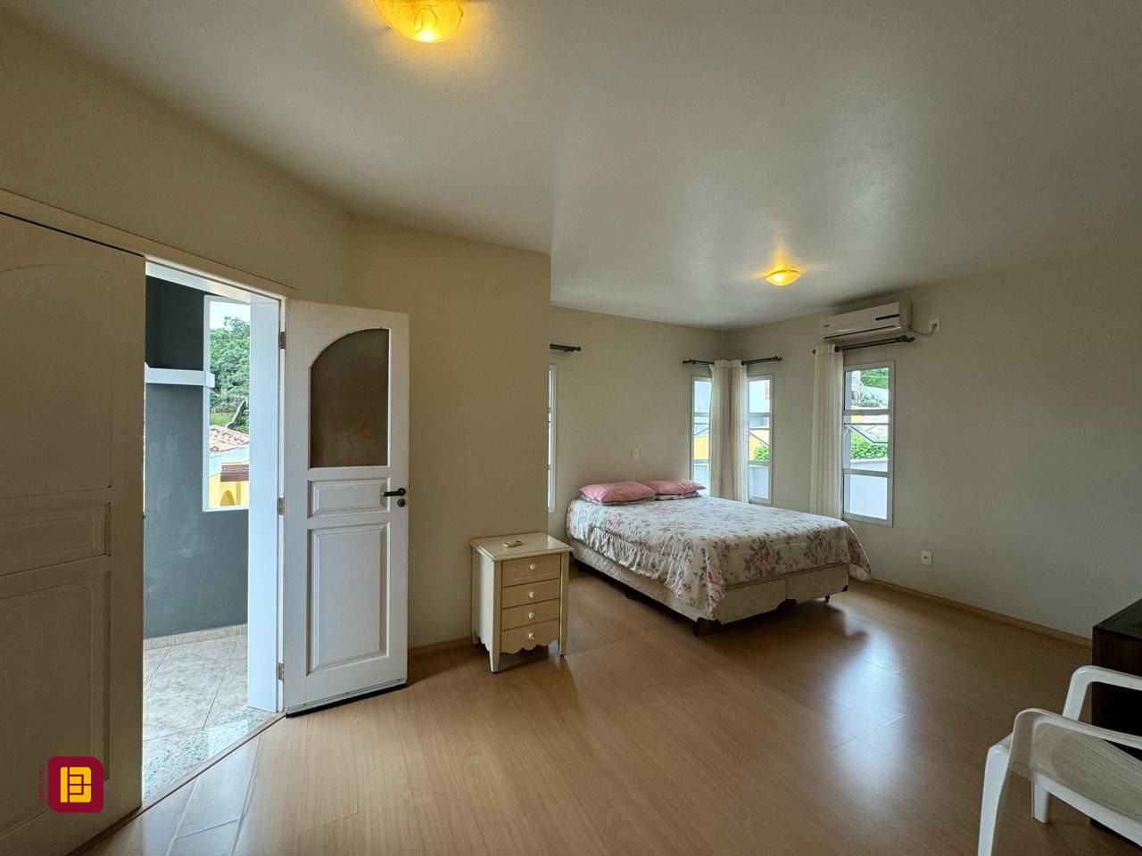Casa de Condomínio com 295m², 4 quartos (sendo 3 suítes), 2 garagens, no bairro Santo Antônio de Lisboa em Florianópolis