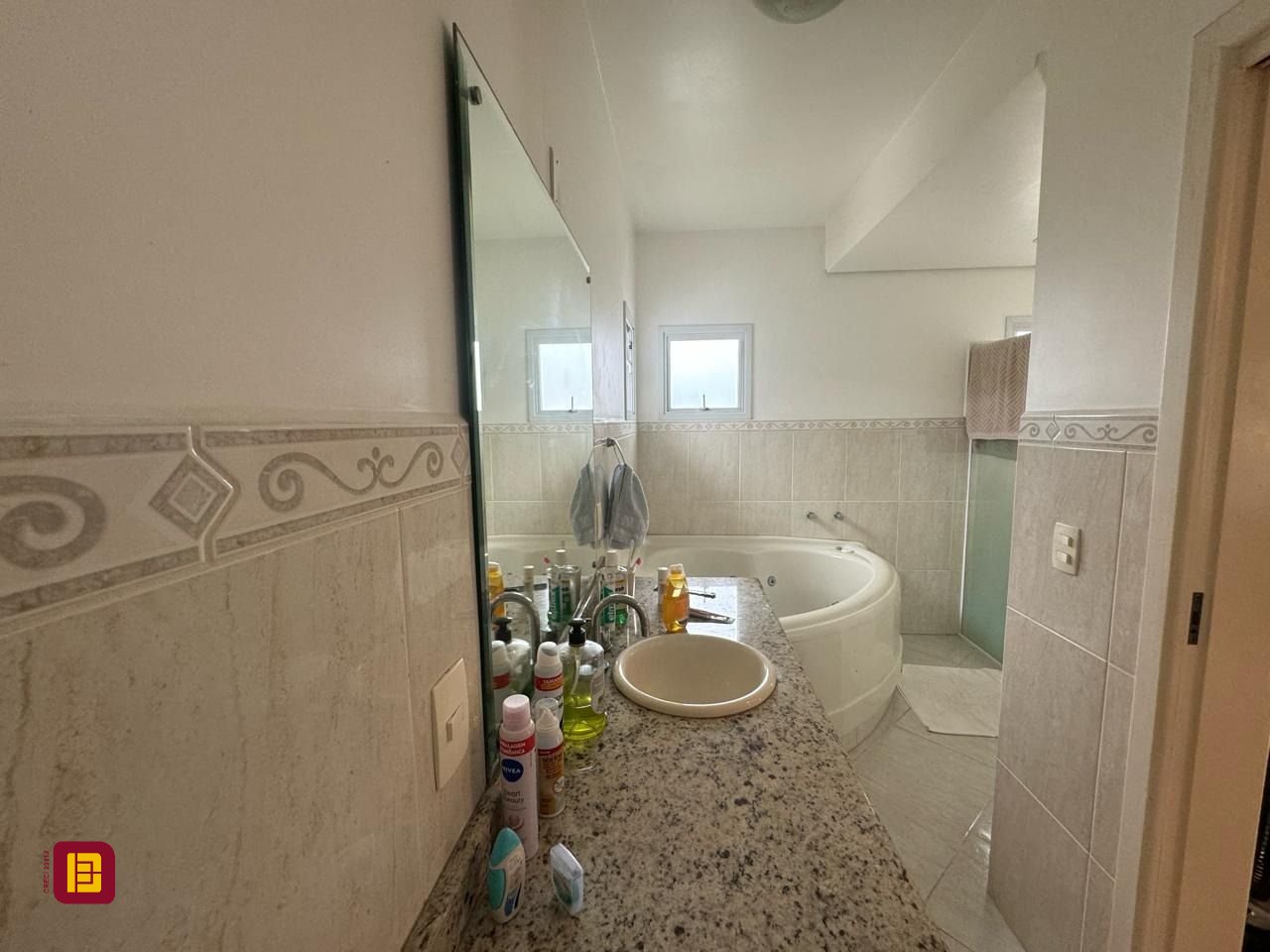 Casa de Condomínio com 295m², 4 quartos (sendo 3 suítes), 2 garagens, no bairro Santo Antônio de Lisboa em Florianópolis