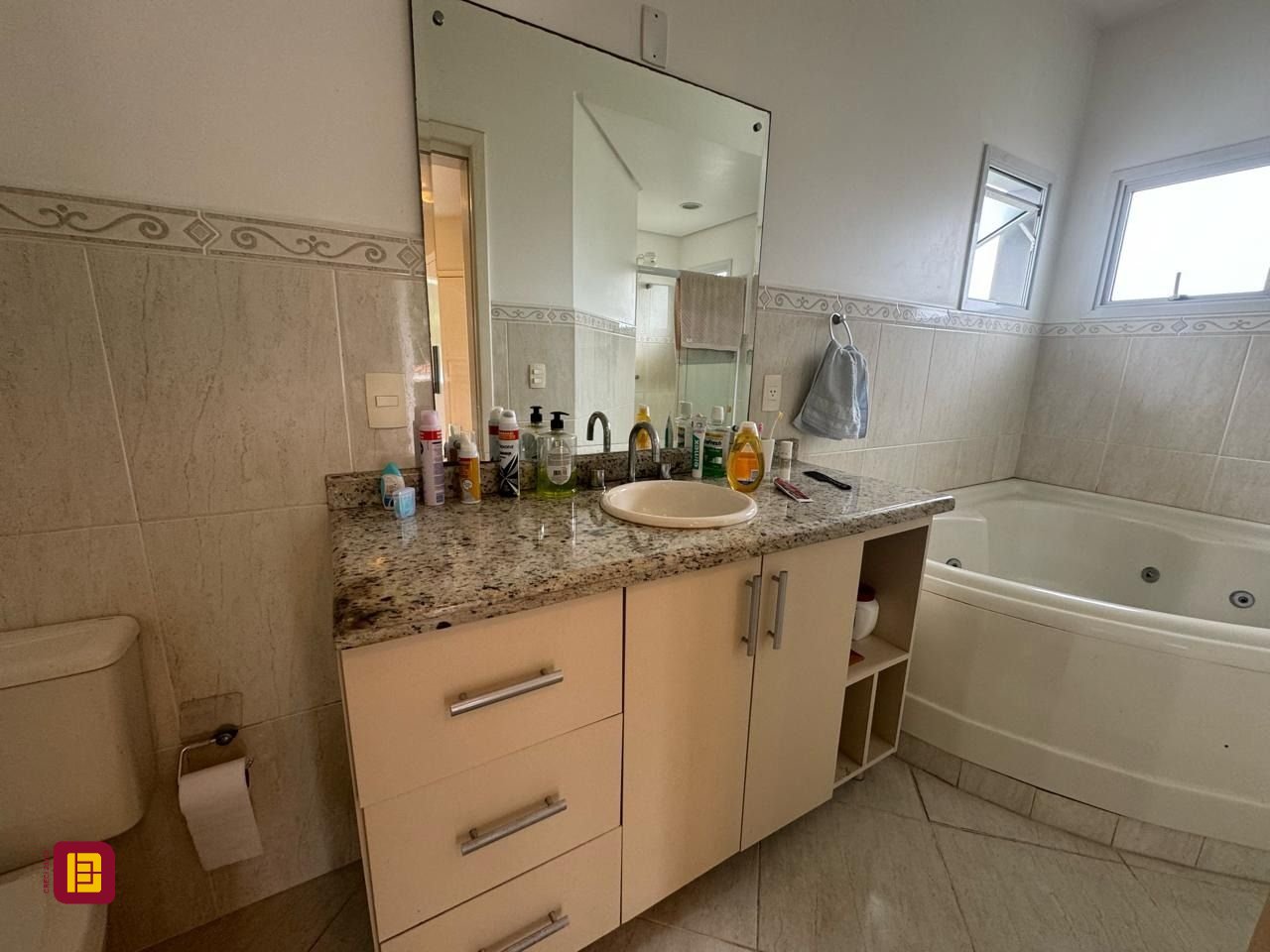 Casa de Condomínio com 295m², 4 quartos (sendo 3 suítes), 2 garagens, no bairro Santo Antônio de Lisboa em Florianópolis