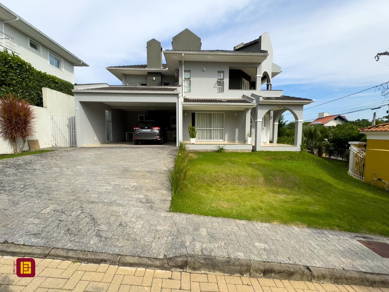 Casa de Condomínio com 295m², 4 quartos (sendo 3 suítes), 2 garagens, no bairro Santo Antônio de Lisboa em Florianópolis