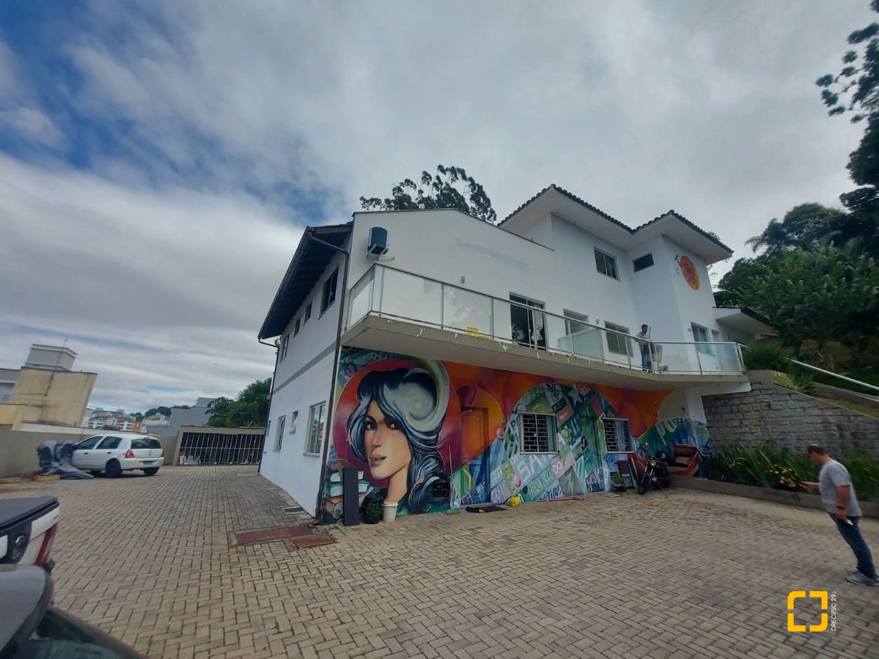 Prédio com 352m², 11 garagens, no bairro Carvoeira em Florianópolis