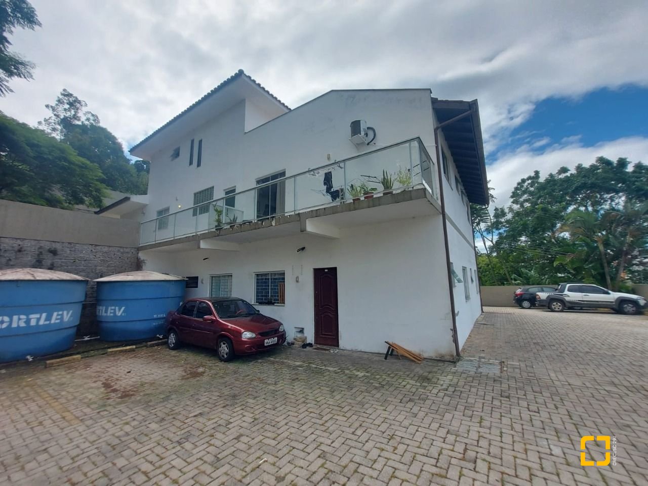 Prédio com 352m², 11 garagens, no bairro Carvoeira em Florianópolis