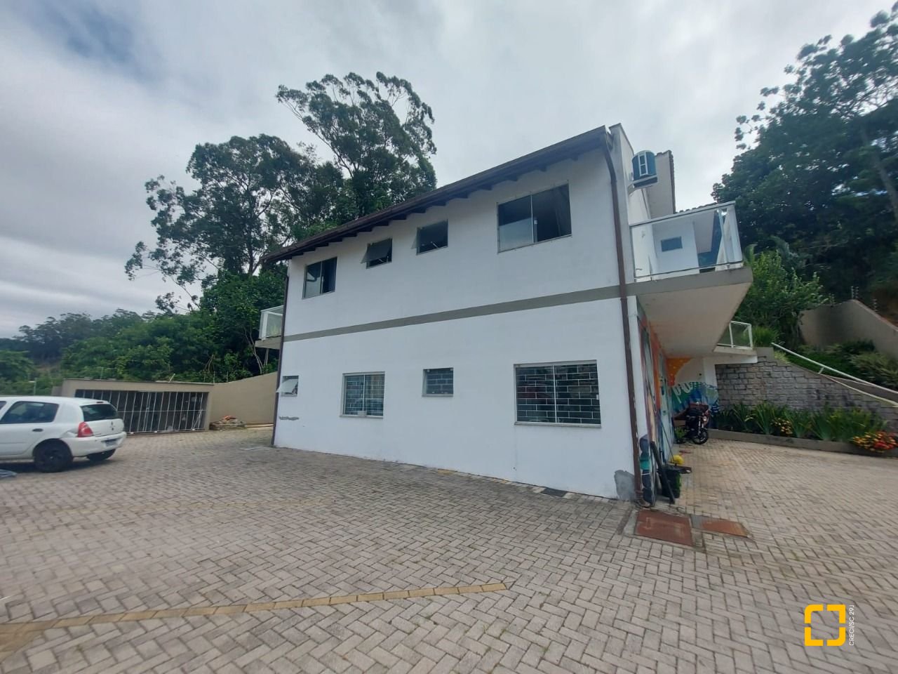 Prédio com 352m², 11 garagens, no bairro Carvoeira em Florianópolis
