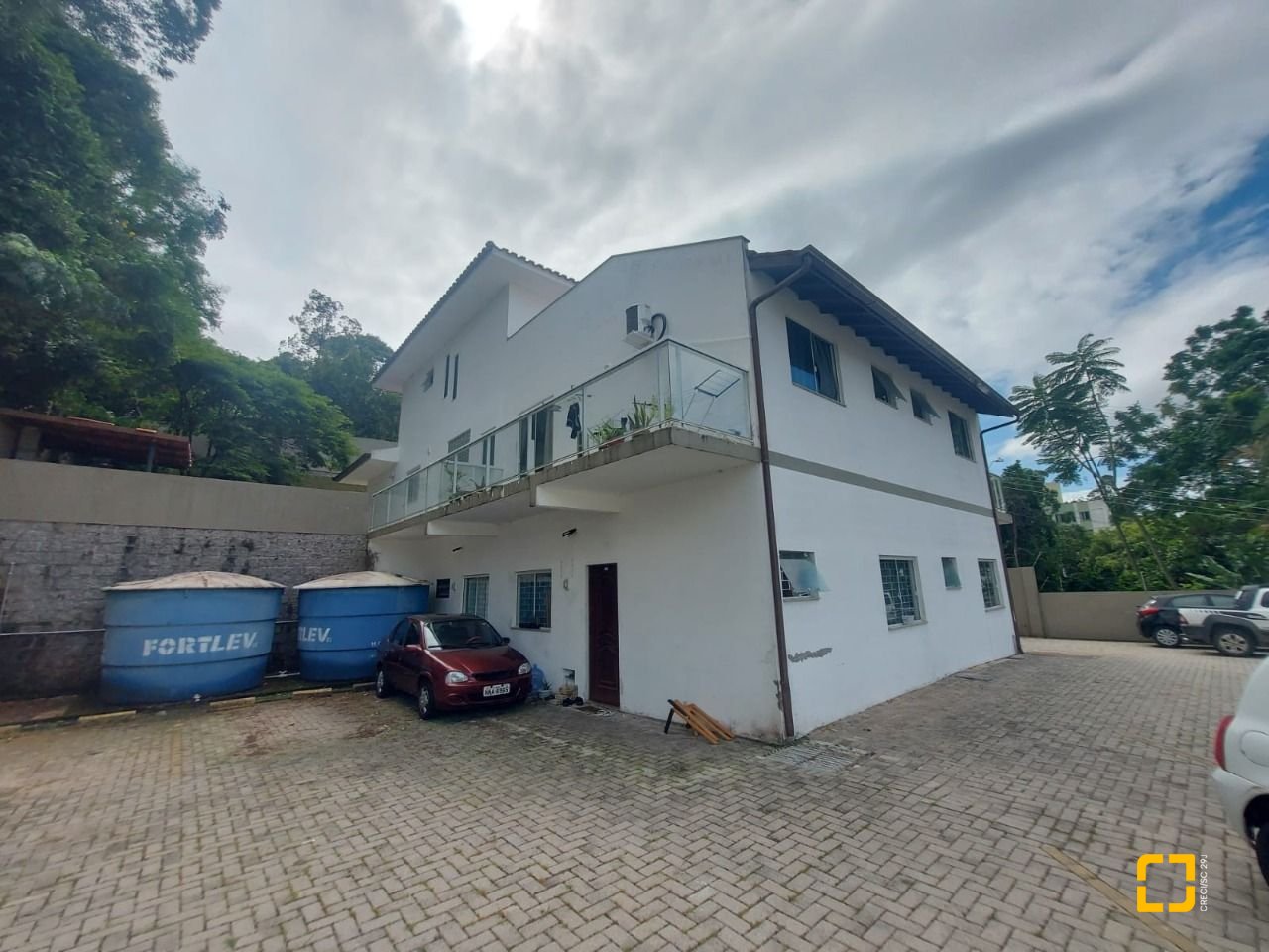 Prédio com 352m², 11 garagens, no bairro Carvoeira em Florianópolis