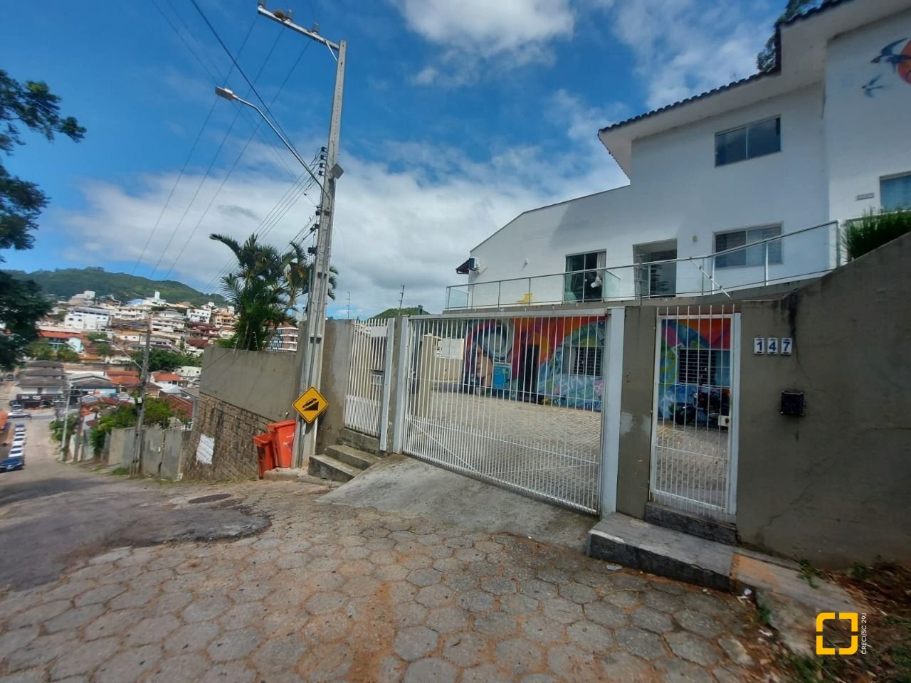 Prédio com 352m², 11 garagens, no bairro Carvoeira em Florianópolis