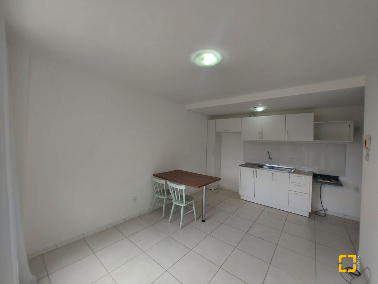 Prédio com 352m², 11 garagens, no bairro Carvoeira em Florianópolis