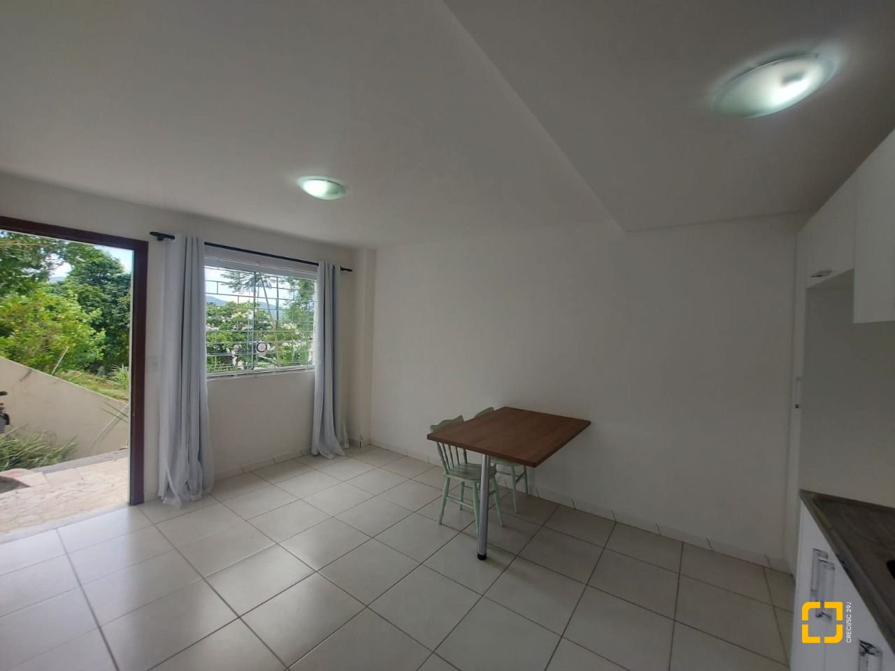 Prédio com 352m², 11 garagens, no bairro Carvoeira em Florianópolis