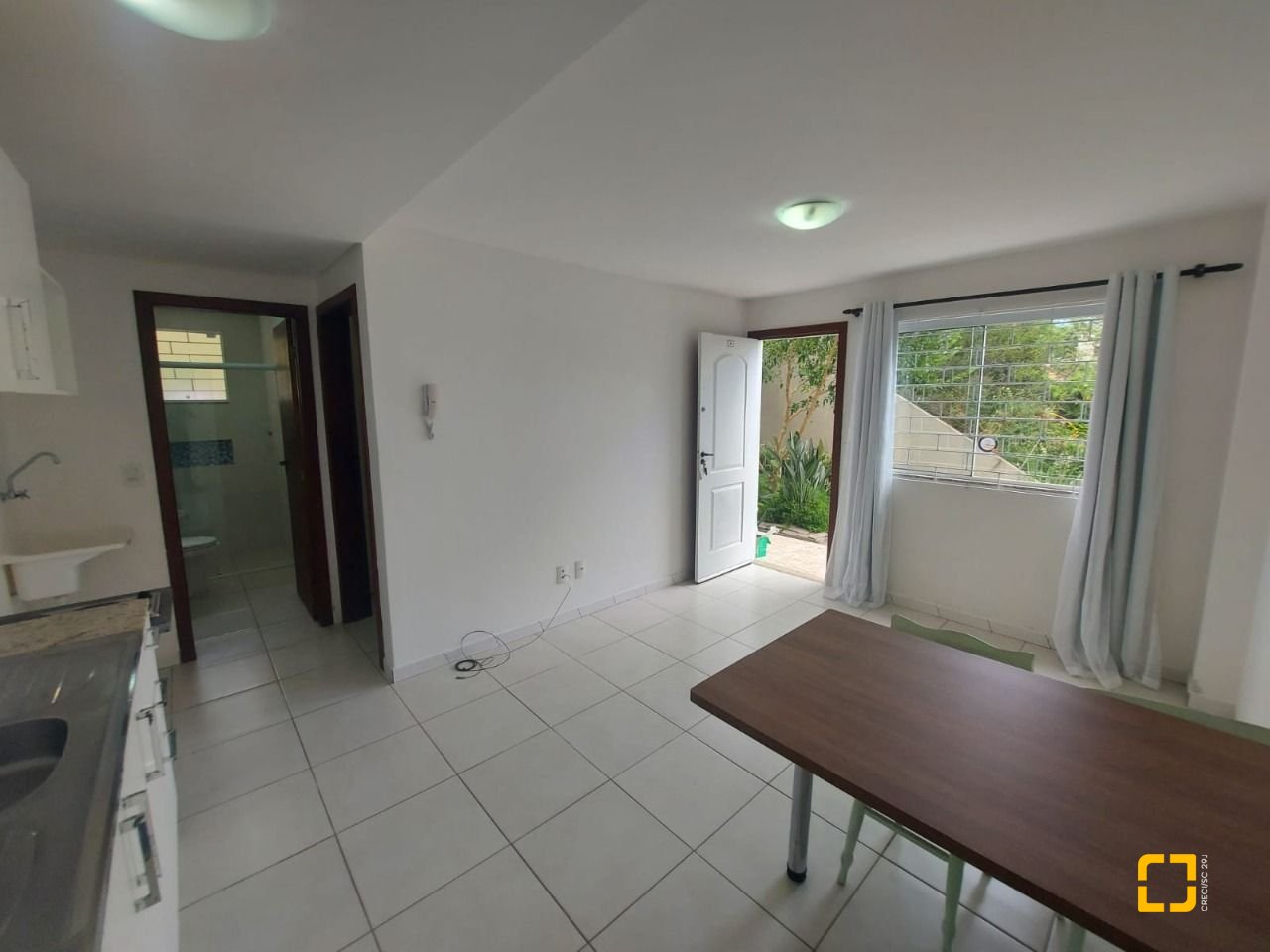 Prédio com 352m², 11 garagens, no bairro Carvoeira em Florianópolis