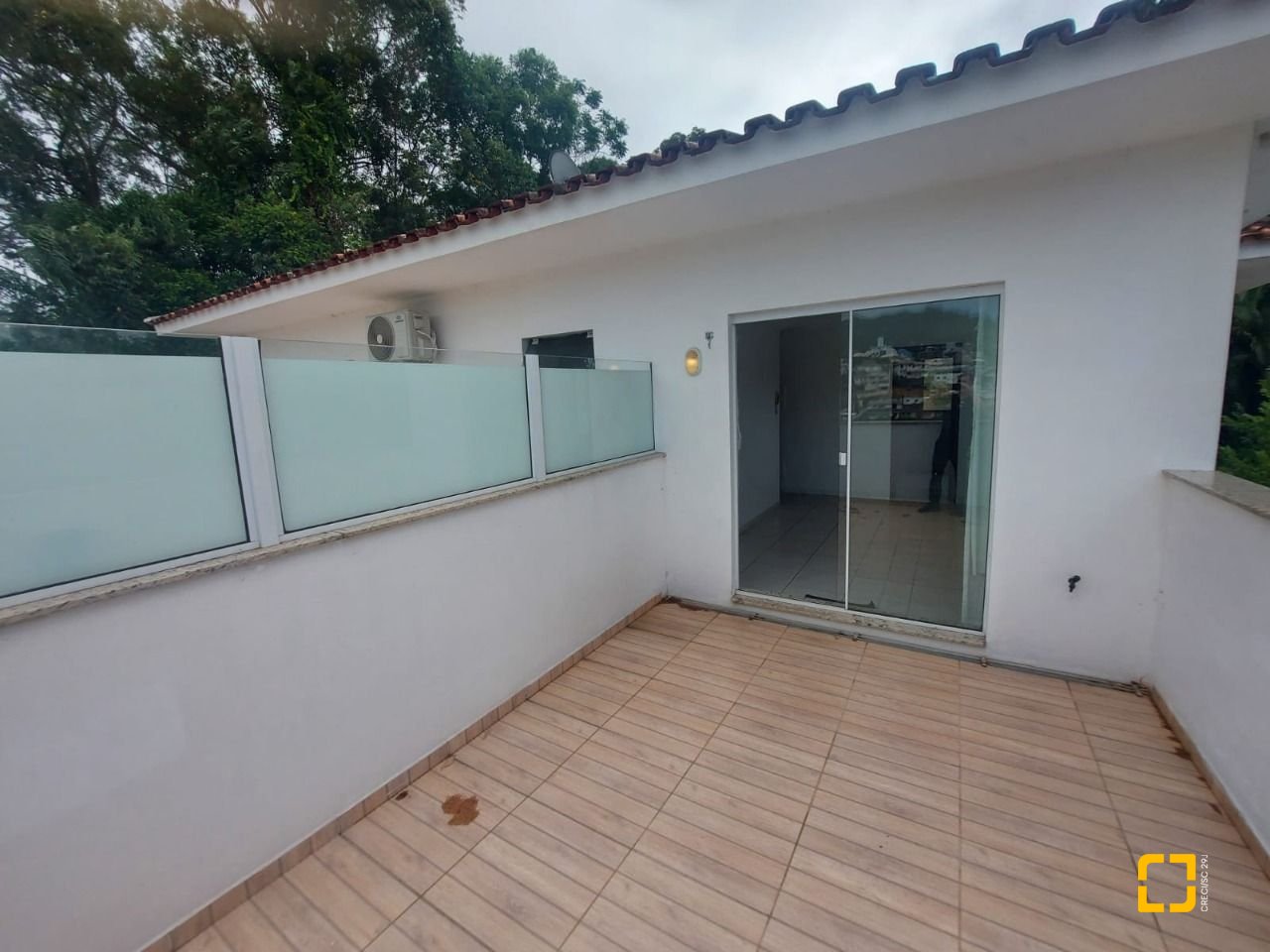 Prédio com 352m², 11 garagens, no bairro Carvoeira em Florianópolis