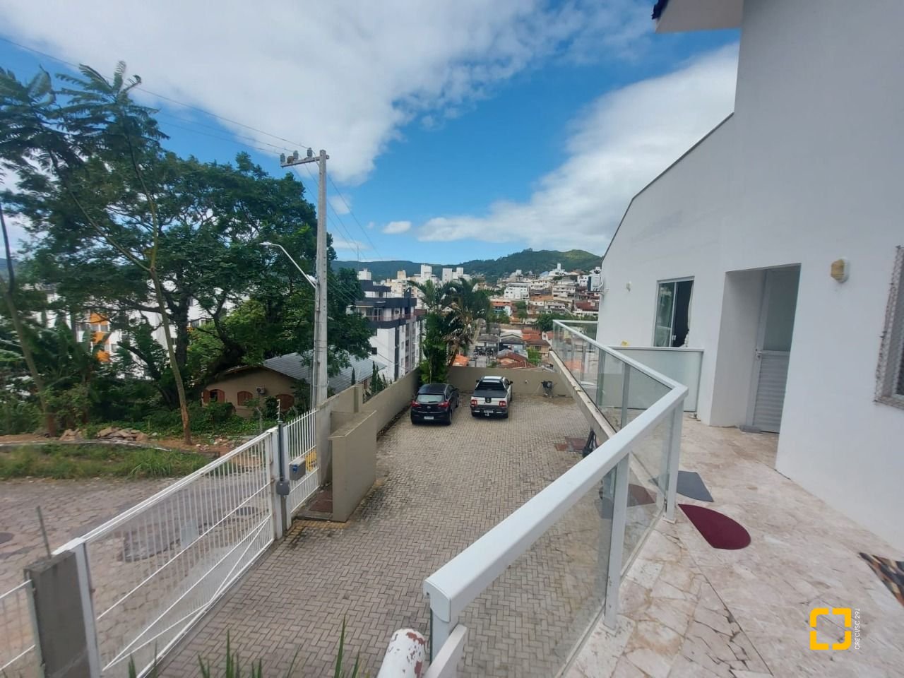 Prédio com 352m², 11 garagens, no bairro Carvoeira em Florianópolis