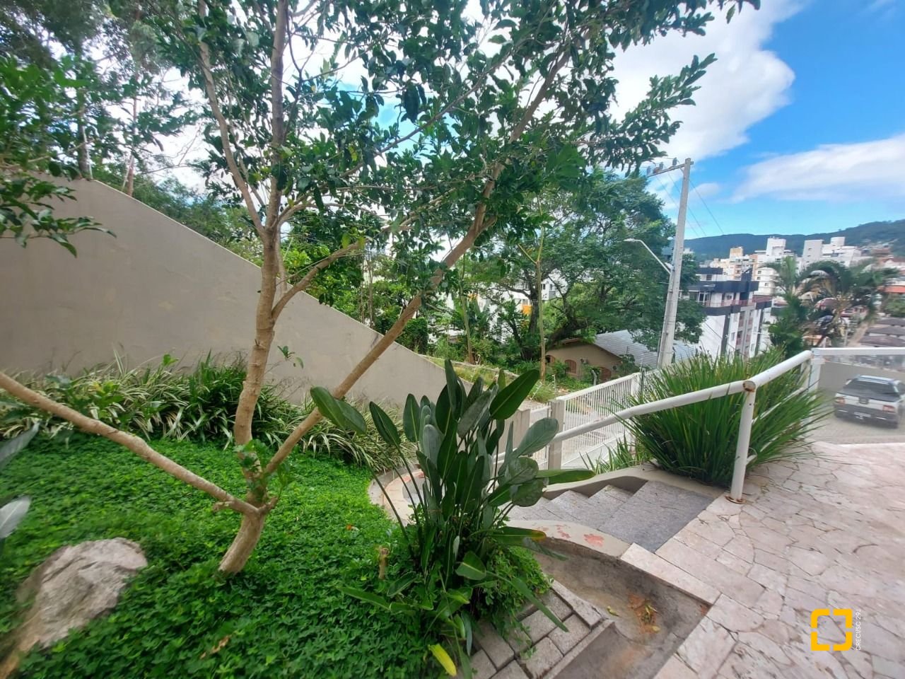 Prédio com 352m², 11 garagens, no bairro Carvoeira em Florianópolis