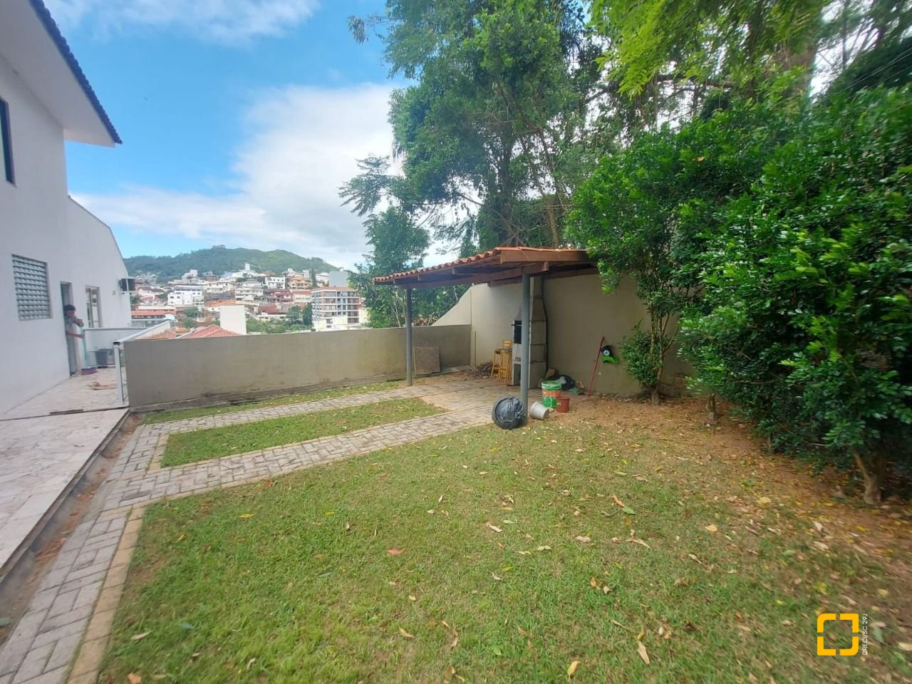 Prédio com 352m², 11 garagens, no bairro Carvoeira em Florianópolis